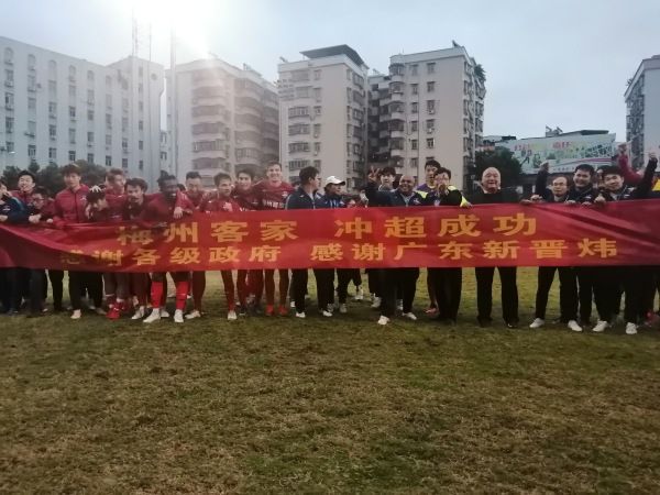 其他像意大利(摄影组司机的外号)、二勇、傅佳、杨瑾等等都是些能玩之徒。